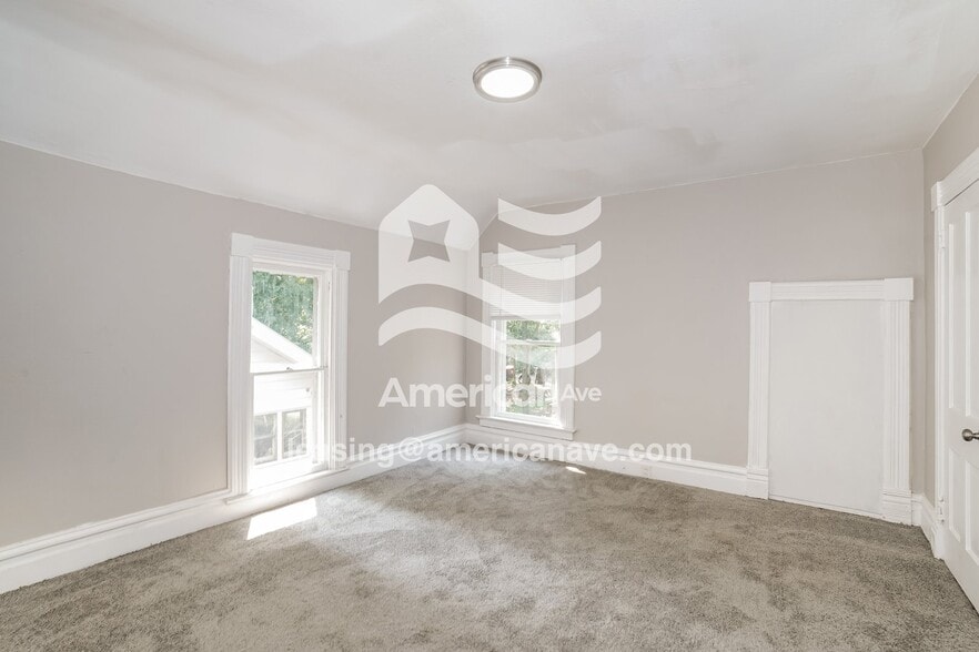 Building Photo - 318 E Thrush Ave