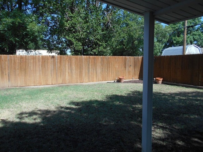 Building Photo - Very well maintained home with great location