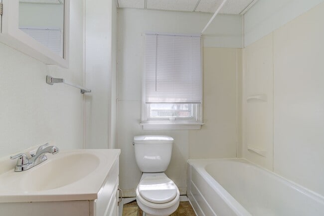 Building Photo - 1 Bedroom house in University City!
