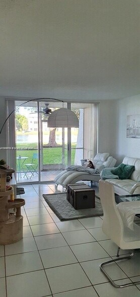 Building Photo - 9430 Poinciana Pl