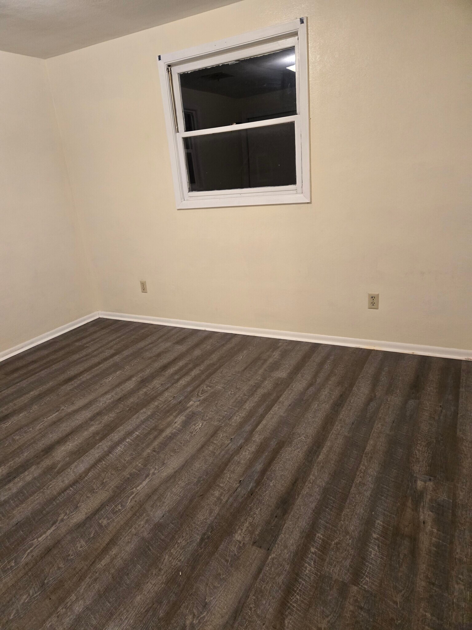 Building Photo - 513 N Oak Ave