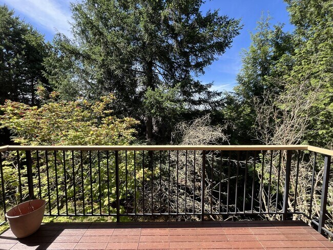 Building Photo - Incredible Forrest Park Townhome!! 2 bedroom, 2 bath, HUGE attached Garage!