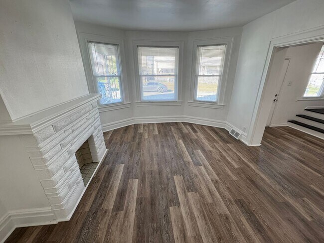 Building Photo - Enormous Completely Updated 4-Bedroom 1-Bath House w/ Flat Yard!!!