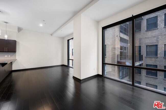 Building Photo - 655 S Hope St