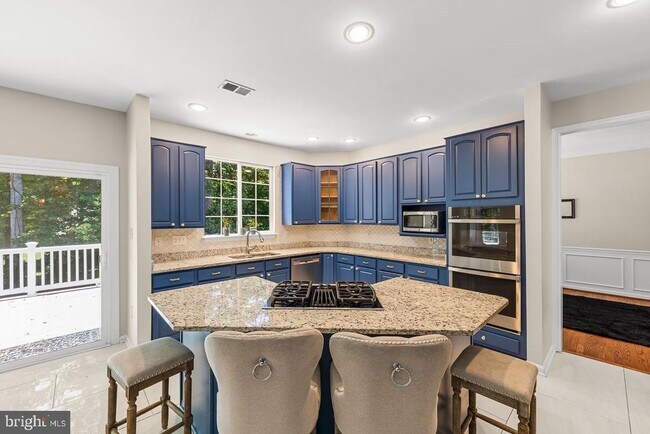 Building Photo - 9201 Golf Ct