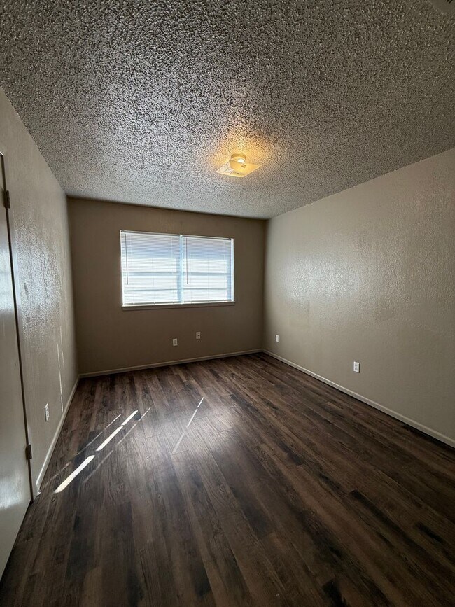 Building Photo - NorthWest Duplex