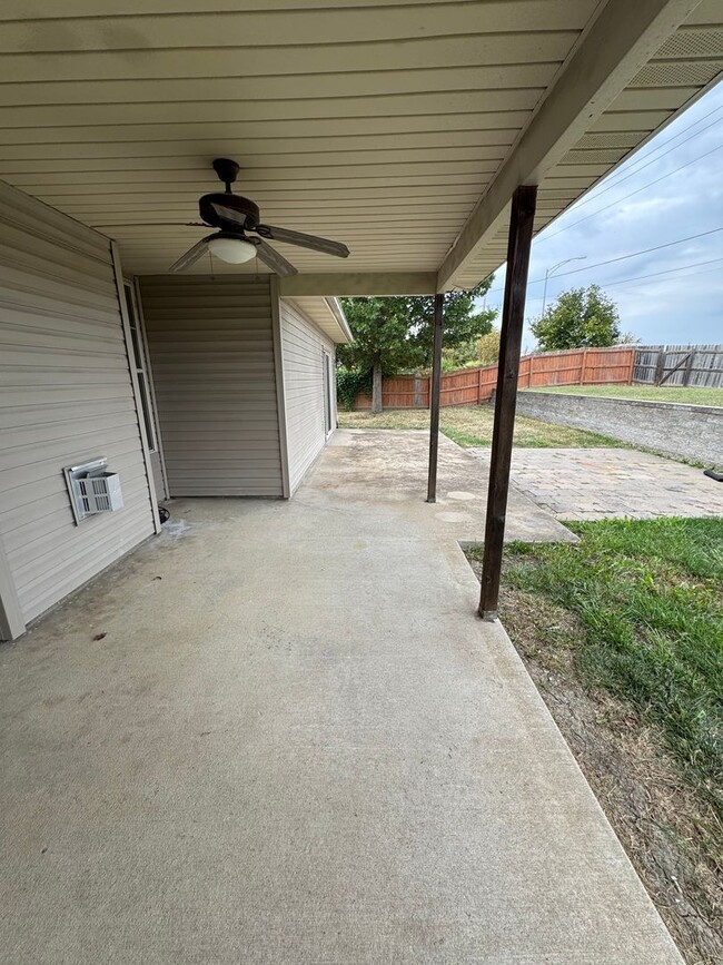 Building Photo - 3 bedroom 2 bath house