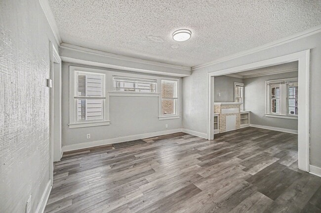 Building Photo - 2 Bed, One Bath House Near UMKC!