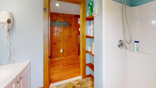 Building Photo - Winter Rental Only. Single Family Available: September 1 to April 30th - May 15th