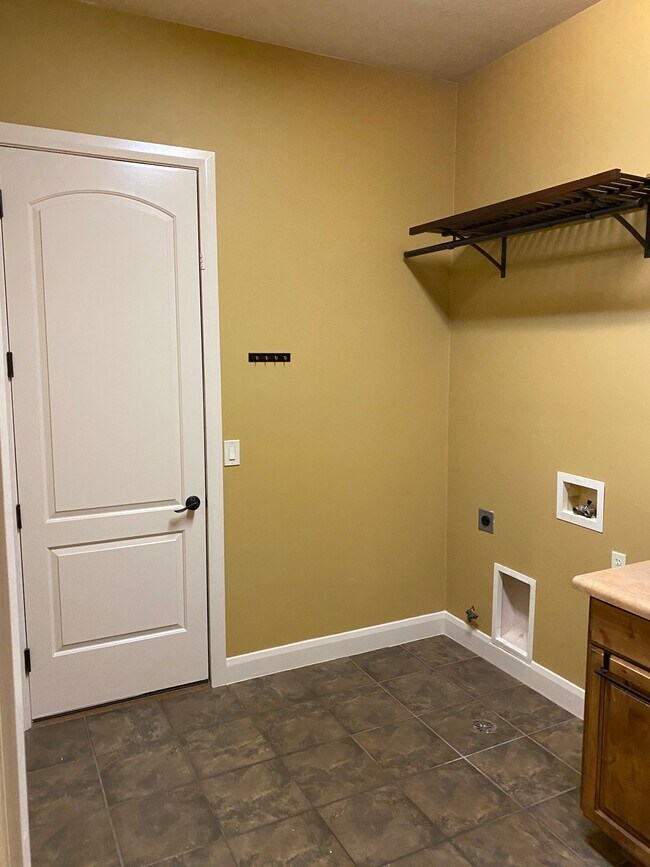 Building Photo - 2242 N Gunsight Dr