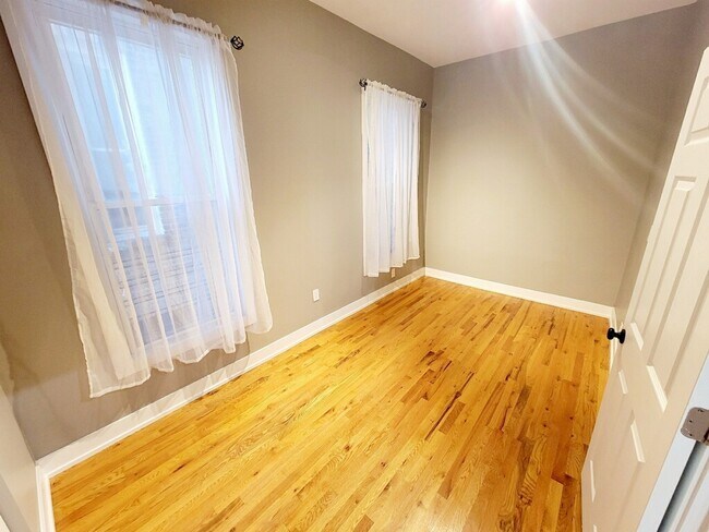 Building Photo - 2809 W Warren Blvd