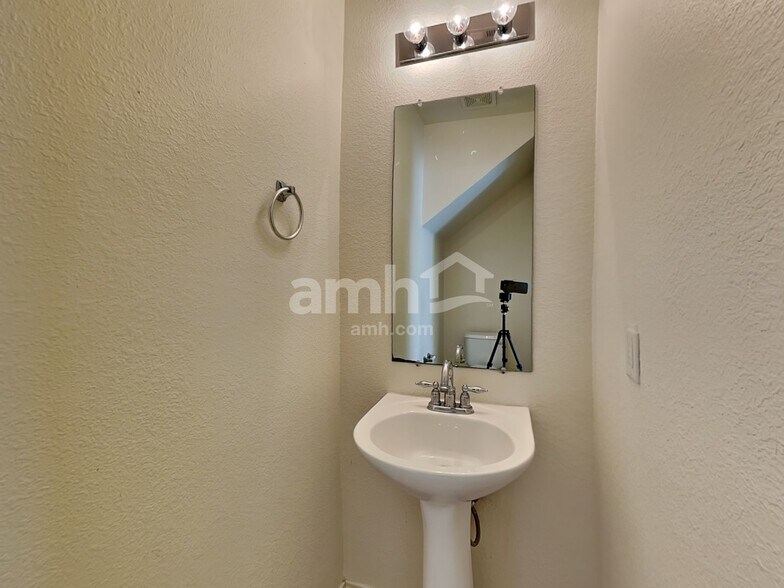 Building Photo - 10624 Cochron Dr