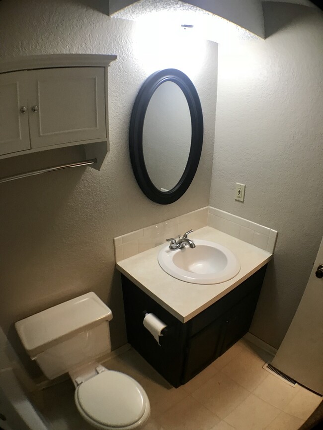 Building Photo - {1423} Olathe Townhome + 3Bed/2.5Bath + Fe...