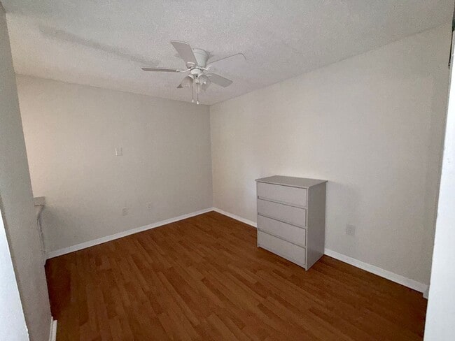 Building Photo - Renovated 4BR/2BA 3rd-Floor Condo – Minutes to UF, Shands & VA | University Commons