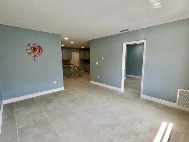 Building Photo - 382 E Royal Palm Rd