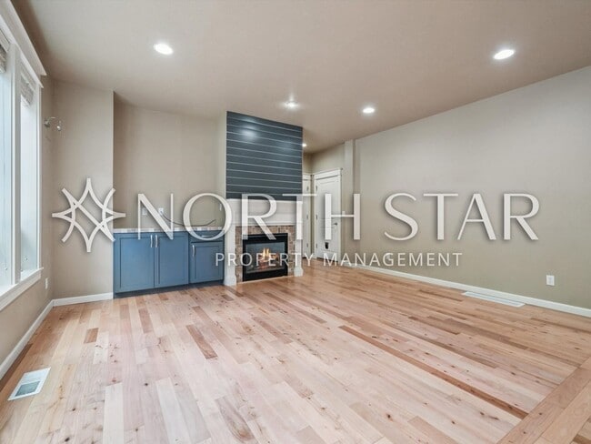 Building Photo - Move-In Ready Craftsman with Gourmet Kitchen, Bonus Room & Private Basketball Court