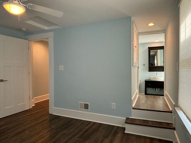 Building Photo - 2 Bed, 2.5 Bath – Second-Story Laundry & Walkable Park Location