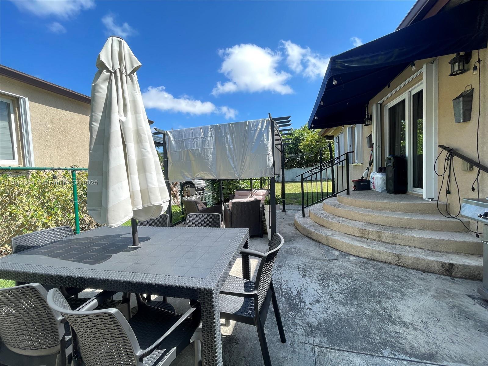 Building Photo - 557 De Leon Dr
