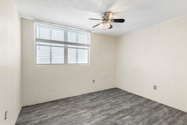 Building Photo - 2 Bedroom 2 Bathroom in the Salt Ponds Con...