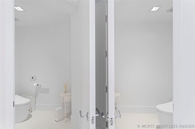 Building Photo - 5959 Collins Ave