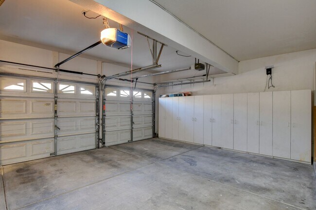 Building Photo - COMING SOON!! $1000 off 1st months Rent Guard-Gated Golf Course Living on the 14th Green!