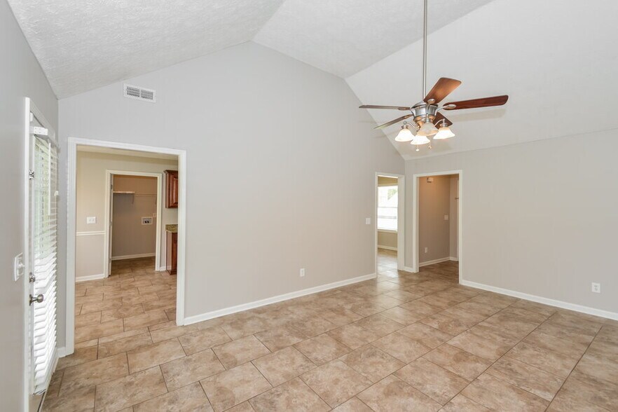 Building Photo - 144 Centerrock Dr