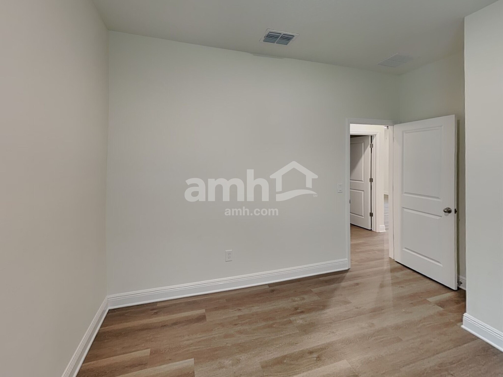 Building Photo - 5962 Pinewood Ests Dr
