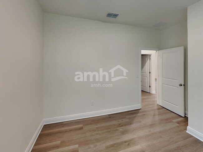 Building Photo - 5962 Pinewood Ests Dr