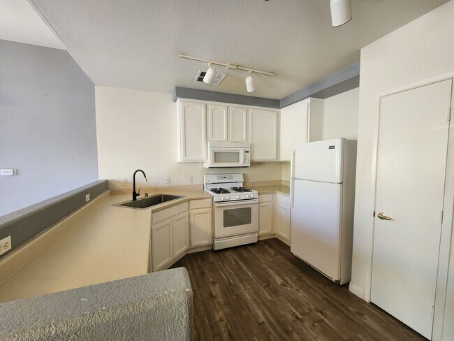 Building Photo - Cozy Condo in the Heart of Green Valley