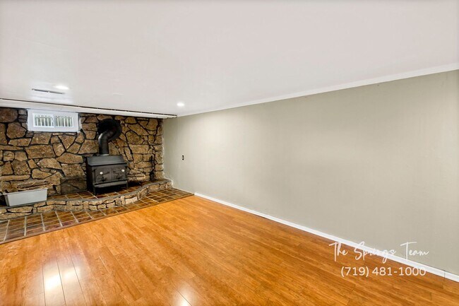 Building Photo - CUTE 3BD RANCHER WITH CHARACTER IN CENTRAL COLORADO SPRINGS - Security Deposit Waiver Available