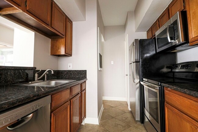 Building Photo - 2025 Augusta Dr