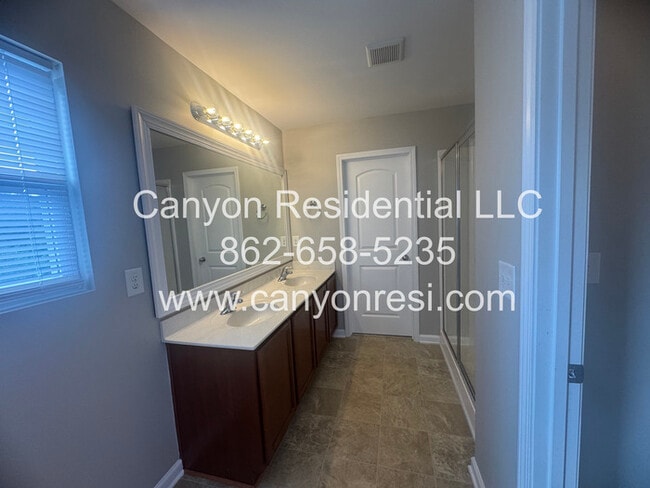 Building Photo - 2521 Spinnaker Dr