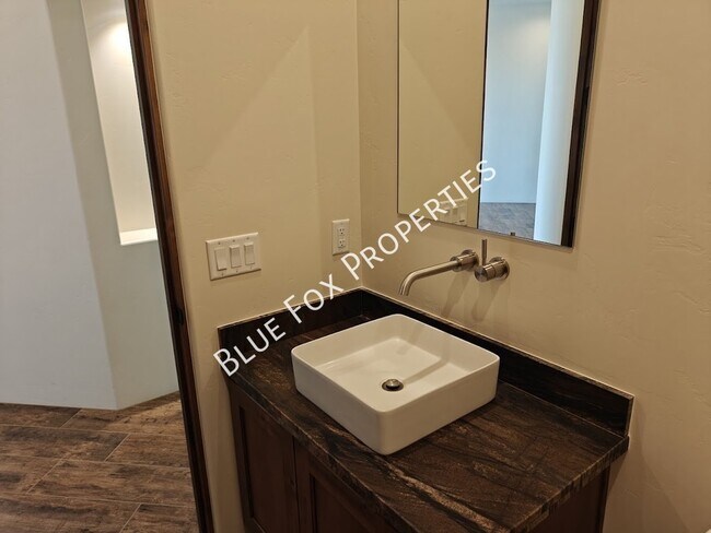 Building Photo - 13037 N Red Quail Pl