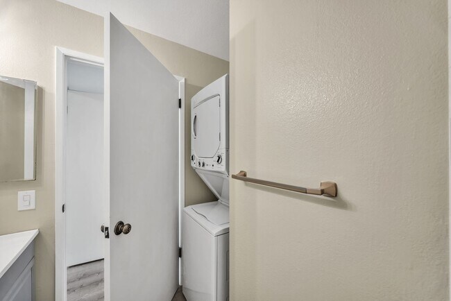 Building Photo - PET FRIENDLY and GROUND FLOOR Unfurnished ...