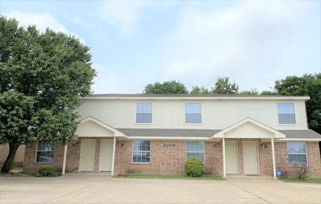 Building Photo - 2109 Jennifer Dr