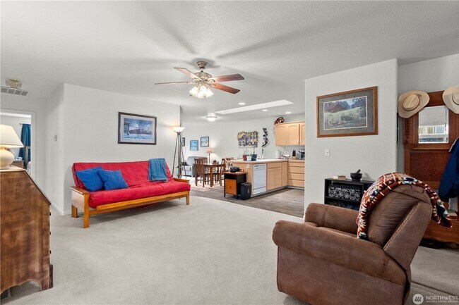 Building Photo - Quiet Updated Townhome in Prime Location!