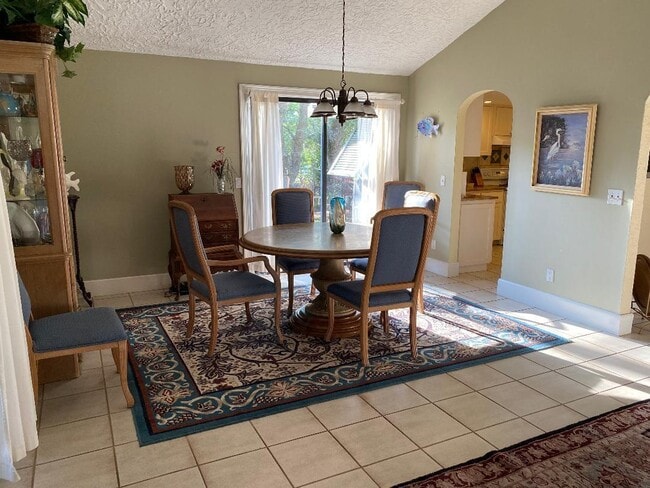 Building Photo - 837 Seminole Ln