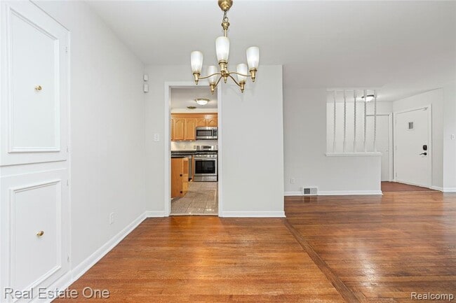 Building Photo - 2360 Pine View Dr