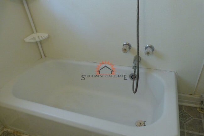 Building Photo - Charming historic 2 bedroom 1 bathroom house