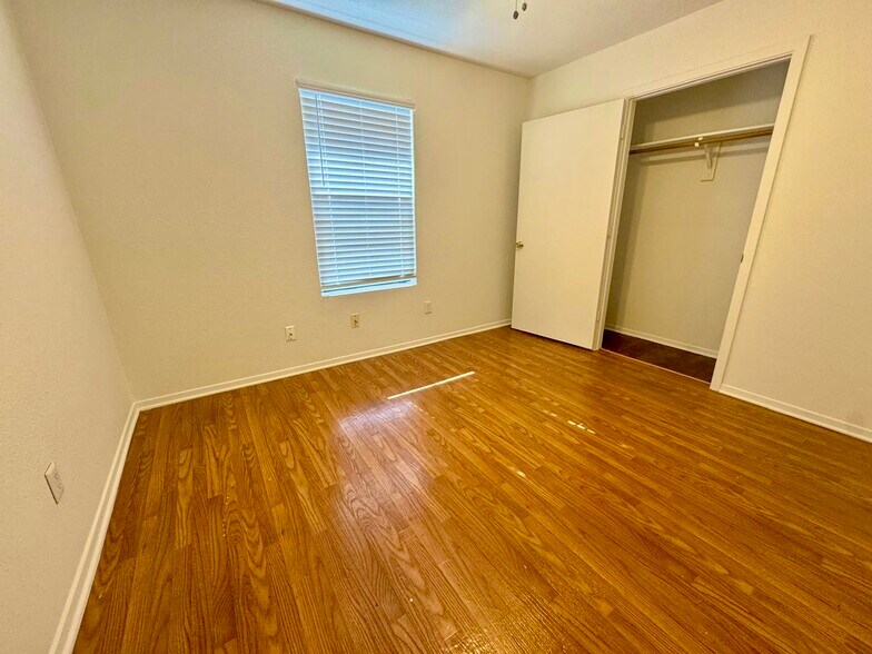 Building Photo - 1112 Leslie Cir