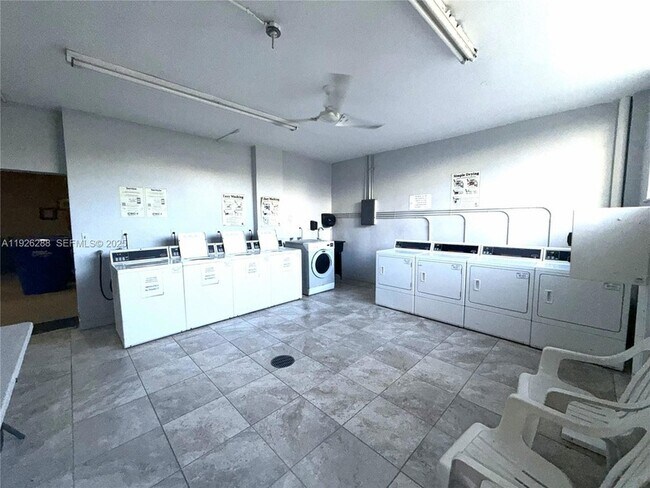 Building Photo - 9700 E Bay Harbor Dr