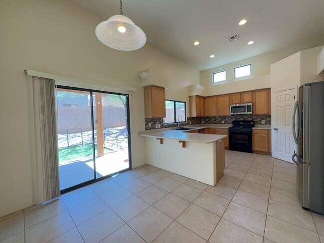 Building Photo - Available Now-3 bdrm/2 bath large open con...