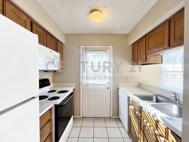 Building Photo - 929 W Hickory St