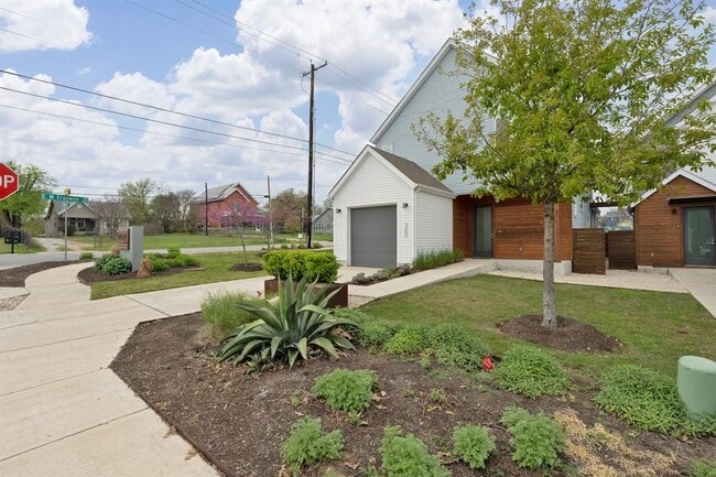 Building Photo - 3600 Clary Wy