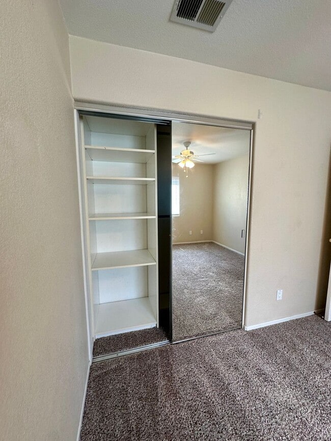 Building Photo - Large 3 bedroom home with loft and large b...