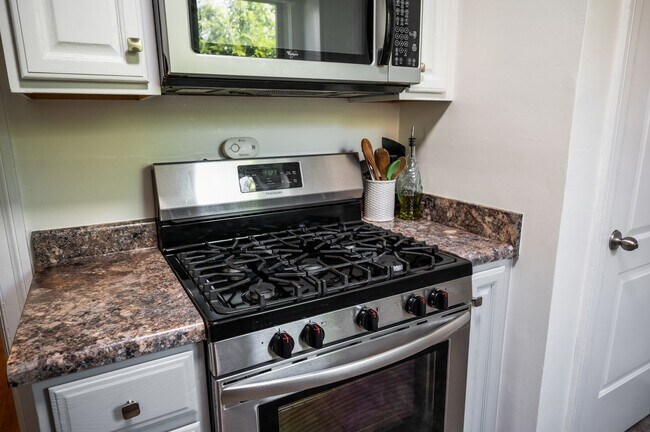 Building Photo - 3 Bedroom || 1.5 Bathroom Single Family Home