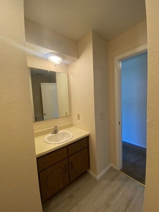 Building Photo - Great Duplex! 2 Bed, 1 Bath