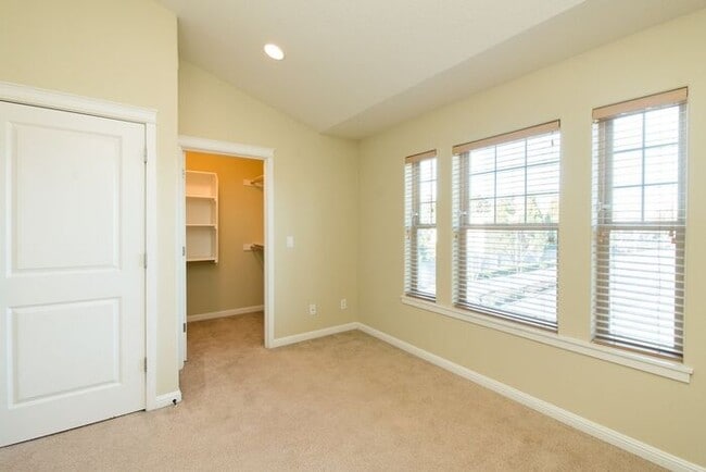 Building Photo - Springwater Corridor Luxury Townhome: Popu...
