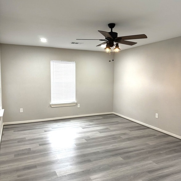 Building Photo - 4510 Kingsbury St