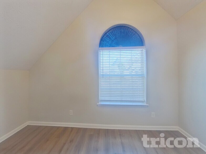 Building Photo - 10 St Charles Pl